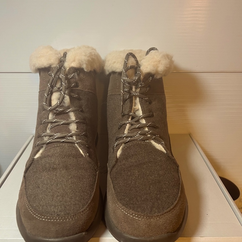 Bearpaw Women's Cheryl Bootie Brown Size 9 lace up cow suede faux lining 2953W